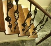 Дубовая лестница с металлическими балясинами. Железные балясины авторской работы.